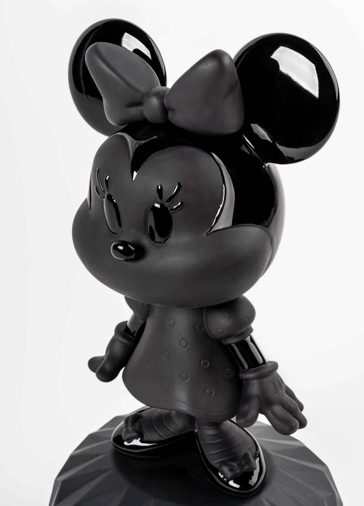 Minnie Total Black Sculpture (Lladro Special Order)