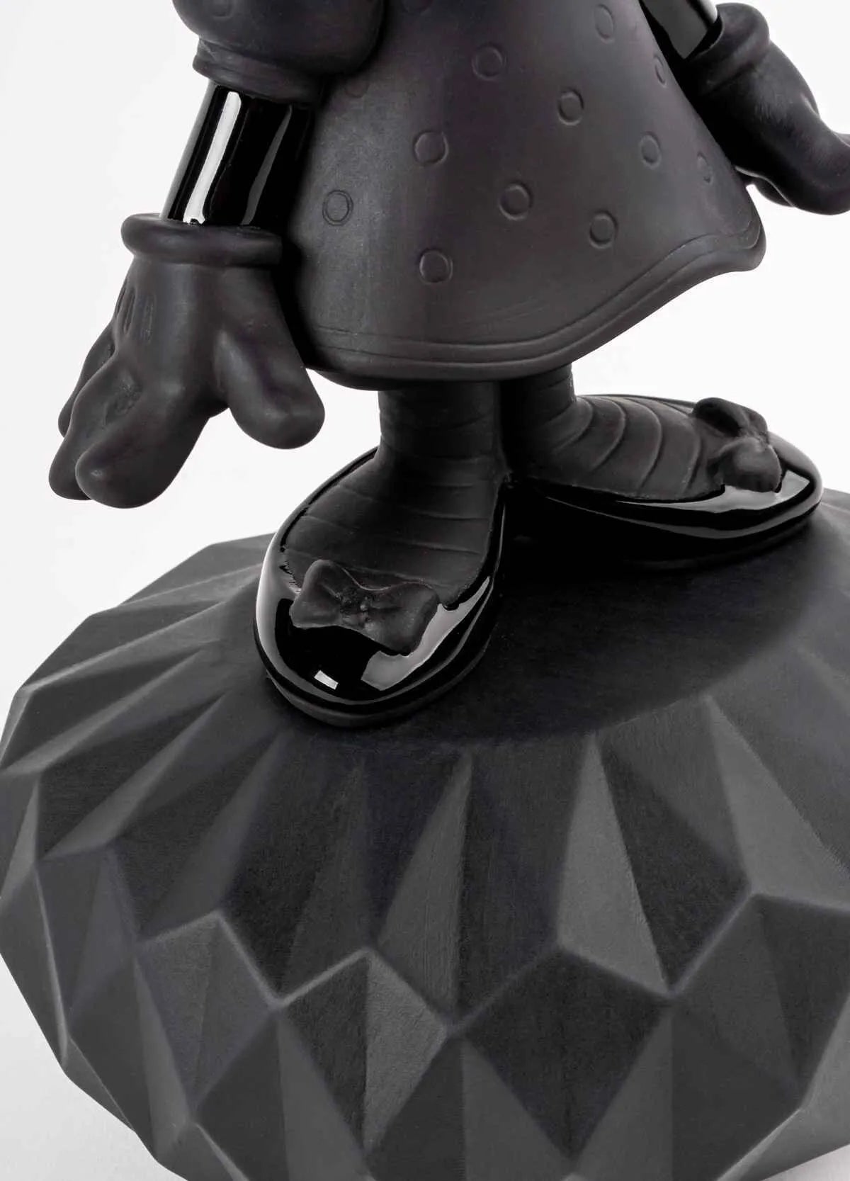 Minnie Total Black Sculpture (Lladro Special Order)